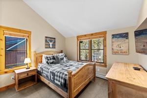 Ένα ή περισσότερα κρεβάτια σε δωμάτιο στο Ski Tip 8719 by Summit County Mountain Retreats