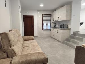 a living room with a couch and a kitchen at Raíces de Alcalá in Alcalá del Júcar +73 photos