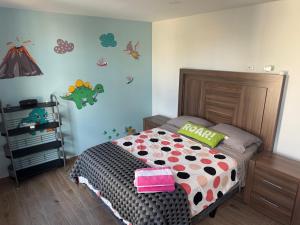 a bedroom with a bed with polka dots on the wall at Hogar Periférico Sur in Lomas de Angelopolis