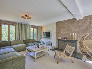 Una sala de estar con un sofá y una chimenea. en Silt II, en Schinnen