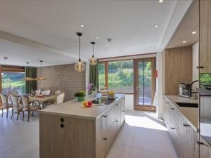 Una cocina con una gran isla y un comedor. en Silt II, en Schinnen