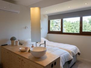 Un dormitorio con un lavabo sobre una cama. en Silt II, en Schinnen