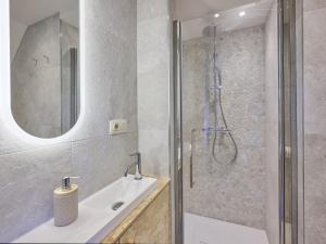 Un baño con ducha, lavabo y espejo. en Silt II, en Schinnen 20 fotos más