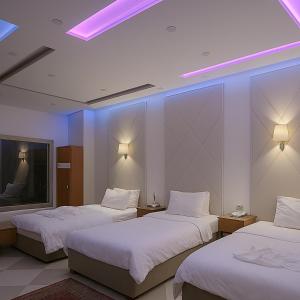 Ένα ή περισσότερα κρεβάτια σε δωμάτιο στο tiki pyramids inn