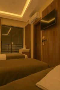 Μια τηλεόραση ή/και κέντρο ψυχαγωγίας στο tiki pyramids inn