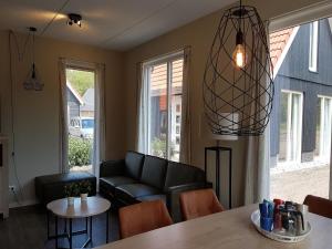 アルメンにあるCozy villa in the middle of the Achterhoekのソファとテーブルのあるリビングルーム