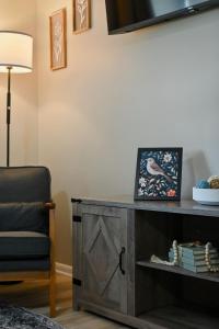 TV a/nebo společenská místnost v ubytování 4BR Home near KC Stadiums & I-70 - Sleeps 10