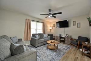 TV a/nebo společenská místnost v ubytování 4BR Home near KC Stadiums & I-70 - Sleeps 10