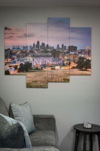 a view of the city ofouston at sunset at 2BR Home KC Stadiums Great Location I-70 in Blue Springs