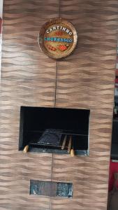 a sign on a wooden wall with a grill at Sobrado Rosa, Local lindo e tranquilo ideal para familias, perto do Parque Novo Mato Grosso in Cuiabá