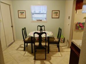 Khu vực ghế ngồi tại Historic Galveston Beach Cottage