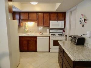 Nhà bếp/bếp nhỏ tại Historic Galveston Beach Cottage +7 ảnh