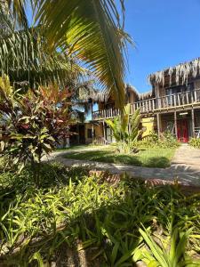 ein Resort mit einer Palme vor einem Gebäude in der Unterkunft La casa de Jessi in Máncora