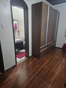 sala de estar con suelo de madera y espejo en morada da felicidade, en São Gabriel 2 fotos más