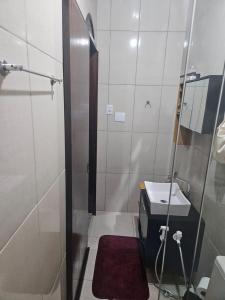 baño pequeño con ducha y lavamanos en morada da felicidade, en São Gabriel