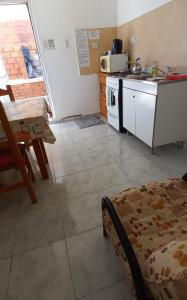 eine Küche mit Theke und Herd Oberer Backofen in der Unterkunft Jeleta 1 in Puerto Madryn + 5 Fotos