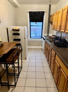 Η κουζίνα ή μικρή κουζίνα στο The Basquiat Suite