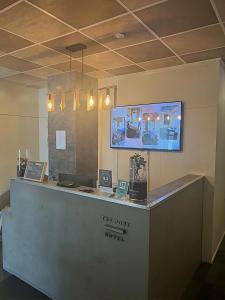 TV a/nebo společenská místnost v ubytování The Post Hotel + 9 fotografií