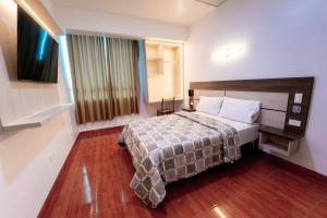 um quarto de hotel com uma cama e uma janela em Hotel INTI TUMI em Lima