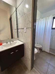 een badkamer met wastafel en toilet bij Refugio de las Nubes in Las Rabonas