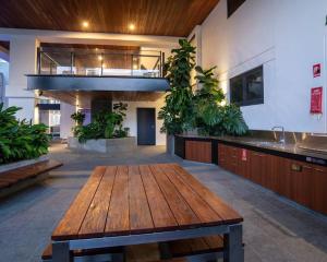 Et tv og/eller underholdning på Prime 2BR Location Pool Parking BCT 1004