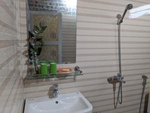 un baño con lavabo y espejo en Đồi Gió Homestay & Campsite, en Ha Giang 29 fotos más