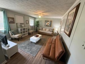 a living room with a couch and a table at Cozy 1BR Retreat Historic Peaceful Stay Smart TV VSU in Valdosta