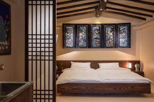 Postel nebo postele na pokoji v ubytování Korea's beauty in haeundae with Hinoki wooden bath