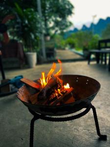 una parrilla con fuego en la acera en Đồi Gió Homestay & Campsite, en Ha Giang