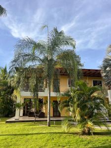 een palmboom voor een gebouw bij Sueño al Mar Residence & Hotel in Potrero