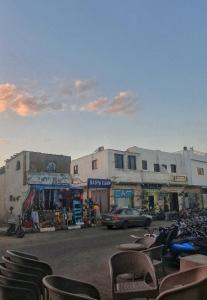 een parkeerplaats met stoelen voor de gebouwen bij Dahab House aprtment 3 in Dahab
