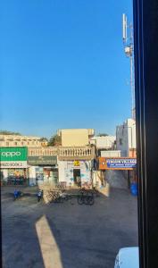 een uitzicht vanuit een raam van een stad met gebouwen bij Dahab House aprtment 3 in Dahab