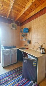 een keuken met een spoelbak en een aanrechtblad bij Dahab House aprtment 3 in Dahab