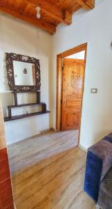 een kamer met een spiegel en een houten deur bij Dahab House aprtment 3 in Dahab +2 foto's