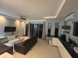 Una gran sala de estar con un sofá y un televisor. en Surf VIP location, en Cóbano