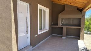 an empty room with a door and a window at Duplex en villa el chocon LO DE CARLITOS in Villa El Chocón
