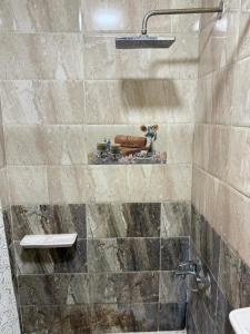 Ένα μπάνιο στο tiki pyramids inn