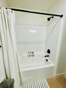 y baño con bañera y cortina de ducha. en New 3BR Home w Garage Near BYU-Idaho, en Rexburg