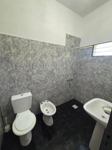 a bathroom with a toilet and a sink at Refugio Blue Hill in Villa Cerro Azul