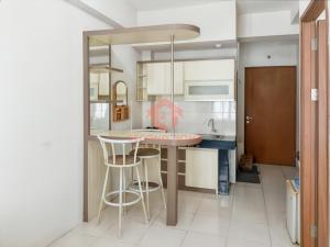 Una cocina con una mesa y taburetes en una habitación. en Cozy 2BR Pinewood Apt Jatinagor Pool, en Cilimus 2 5 fotos más