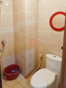 - Baño con aseo y cubo en Cozy 2BR Pinewood Apt Jatinagor Pool, en Cilimus 2