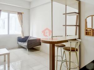 Χώρος καθιστικού στο Cozy 2BR Pinewood Apt Jatinagor Pool