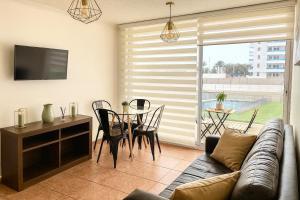 拉塞雷纳Apartment steps from the beach, 3D-2B and elevator的客厅里有一张沙发和一张桌子。