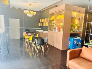 a dining room with a table and chairs at Smile Hotel Klang Bukit Tinggi in Kampong Telok Gadong Besar