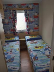 Postel nebo postele na pokoji v ubytování The Chase caravan park Ingoldmells Ref GG + 6 fotografií