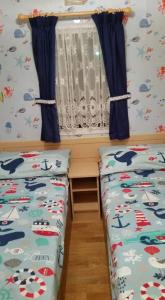 Postel nebo postele na pokoji v ubytování The Chase caravan park Ingoldmells Ref GG