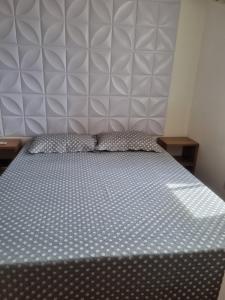 En eller flere senge i et værelse på Apartamento novo + 7 billeder