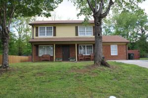 uma casa com cadeiras e uma árvore no quintal em Luxurious Pool and Spa Home with optional Studio Apts em Durham