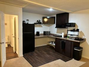 uma cozinha com uma geladeira preta e um balcão em Luxurious Pool and Spa Home with optional Studio Apts em Durham mais 23 fotografias