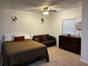 Posezení v ubytování Luxurious Pool and Spa Home with optional Studio Apts + 23 fotografií